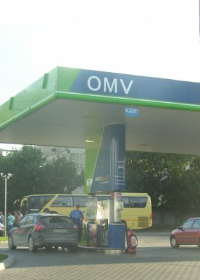 Doi şefi din OMV Petrom, trimişi în judecată pentru luare de mită